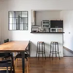 Apt Design Near The Buttes Chaumont